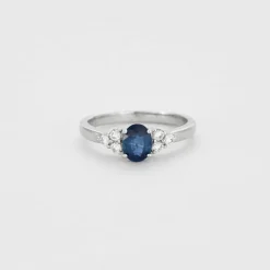 Bague or blanc avec saphir bleu et diamants