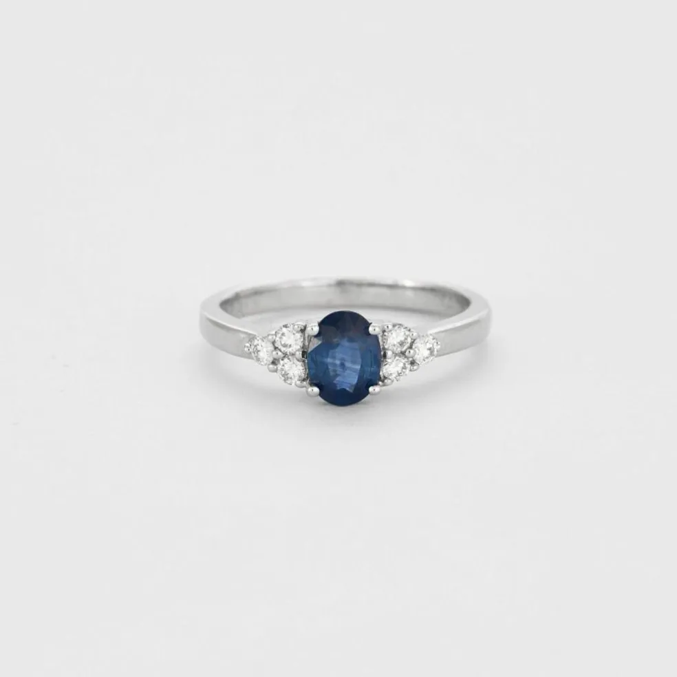 Bague or blanc avec saphir bleu et diamants