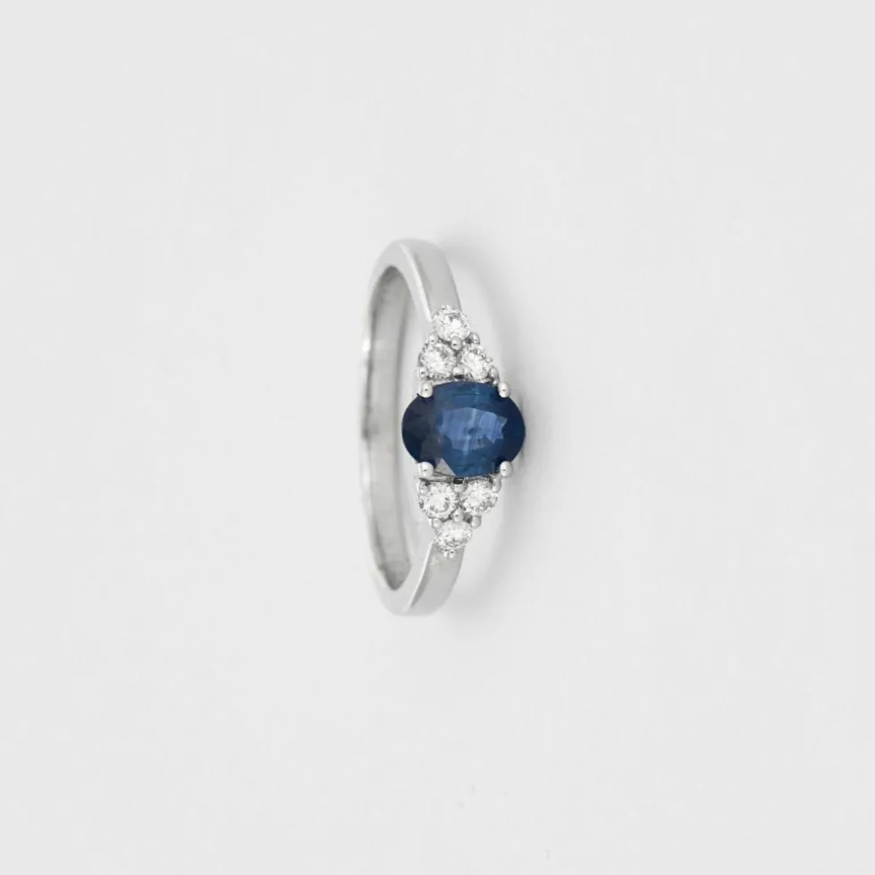 Bague or blanc avec saphir bleu et diamants