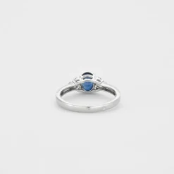 Bague or blanc avec saphir bleu et diamants