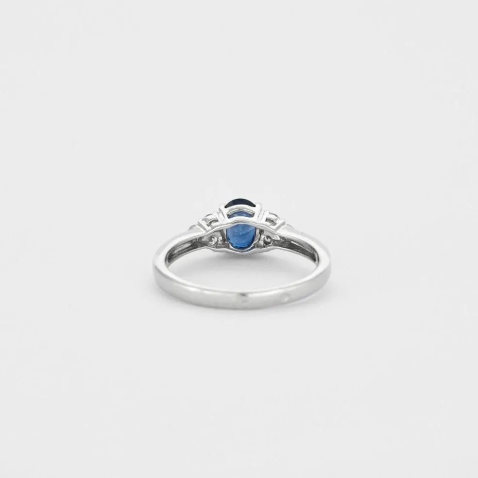 Bague or blanc avec saphir bleu et diamants