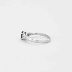 Bague or blanc avec saphir bleu et diamants