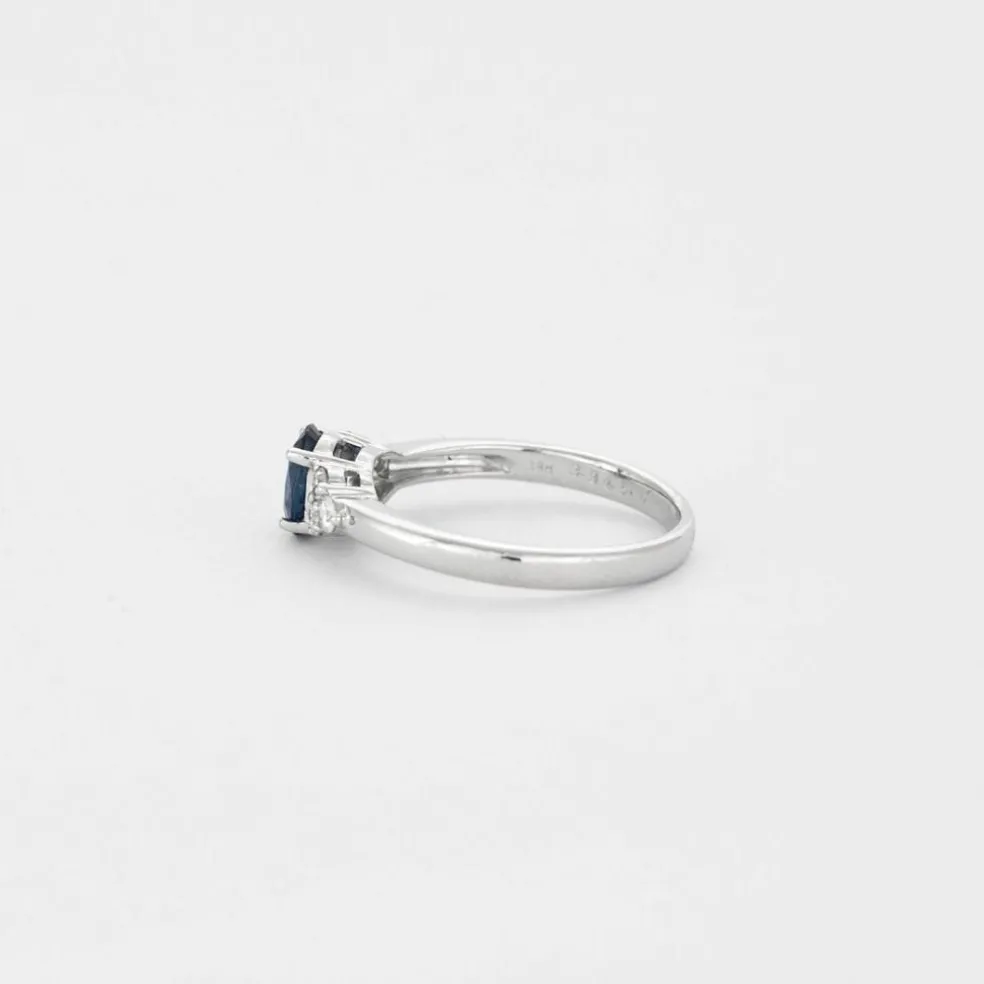 Bague or blanc avec saphir bleu et diamants