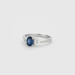 Bague or blanc avec saphir bleu et diamants