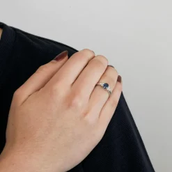 Bague or blanc avec saphir bleu et diamants