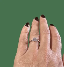 Bague or blanc avec un diamant