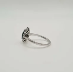 Bague or blanc carats sertie d'un saphir et de diamants naturels