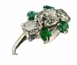 Bague or blanc diamant ovale de 0,70 carat et émeraudes