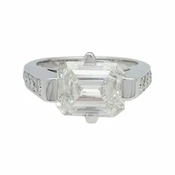 Bague or blanc, diamant taille émeraude 4 cts.