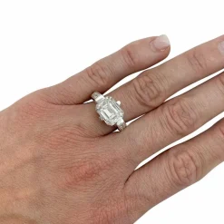 Bague or blanc, diamant taille émeraude 4 cts.