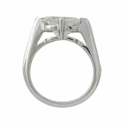 Bague or blanc, diamant taille émeraude 4 cts.
