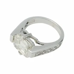 Bague or blanc, diamant taille émeraude 4 cts.