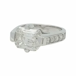 Bague or blanc, diamant taille émeraude 4 cts.