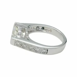 Bague or blanc, diamant taille émeraude 4 cts.