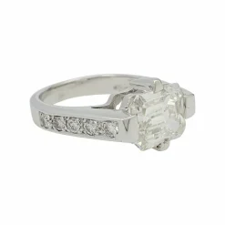 Bague or blanc, diamant taille émeraude 4 cts.