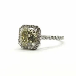 Bague or blanc, diamant vert, entourage diamants taille brillant