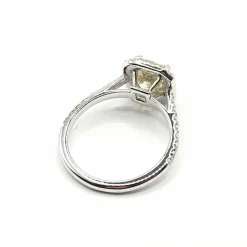 Bague or blanc, diamant vert, entourage diamants taille brillant