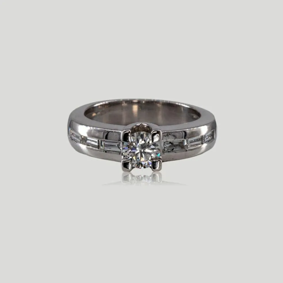 Bague or blanc diamants baguettes et diamant rond
