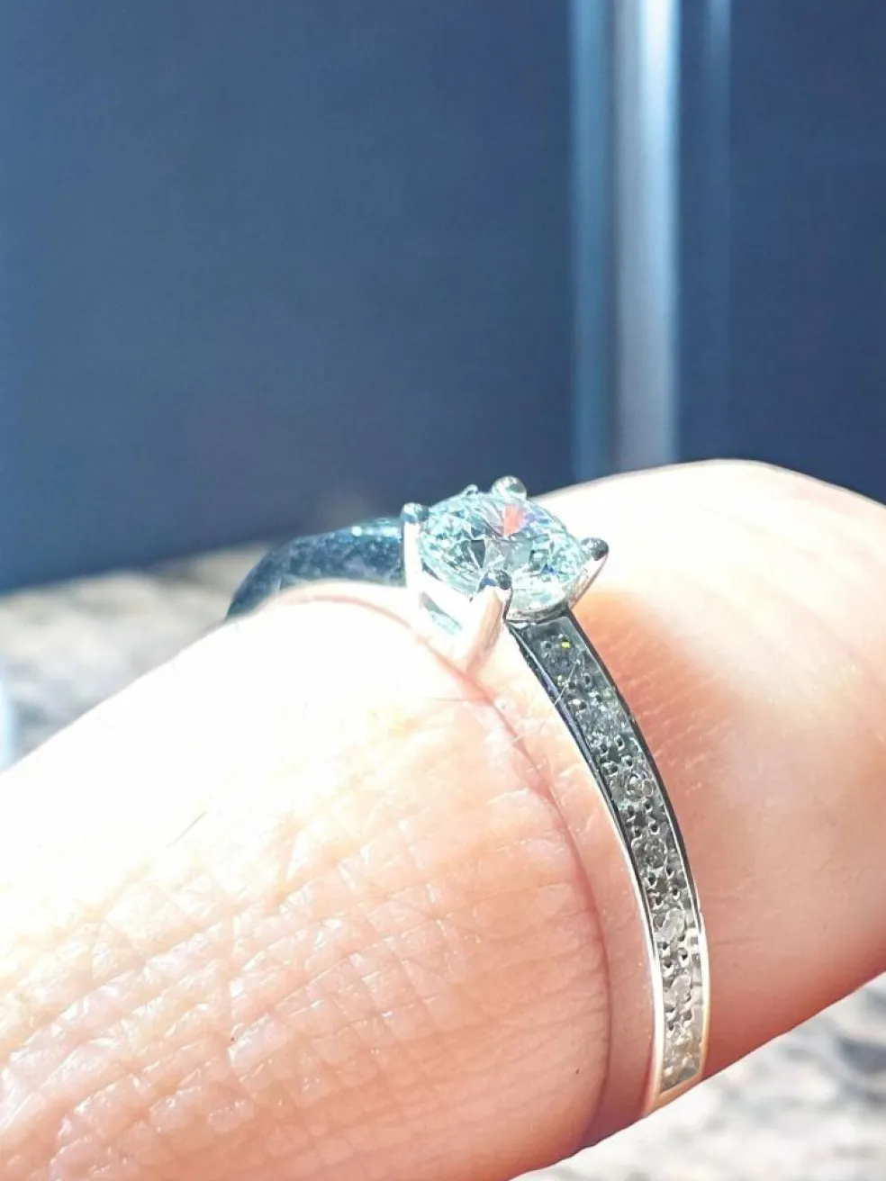 Bague or blanc diamants en pavage