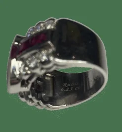 Bague or blanc, diamants, rubis