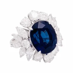 Bague or blanc, diamants, saphir.