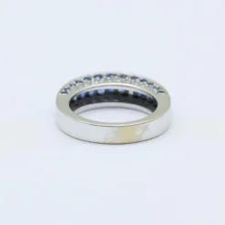 Bague or blanc, diamants, saphirs