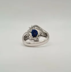 Bague or blanc, diamants, saphirs