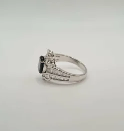 Bague or blanc, diamants, saphirs