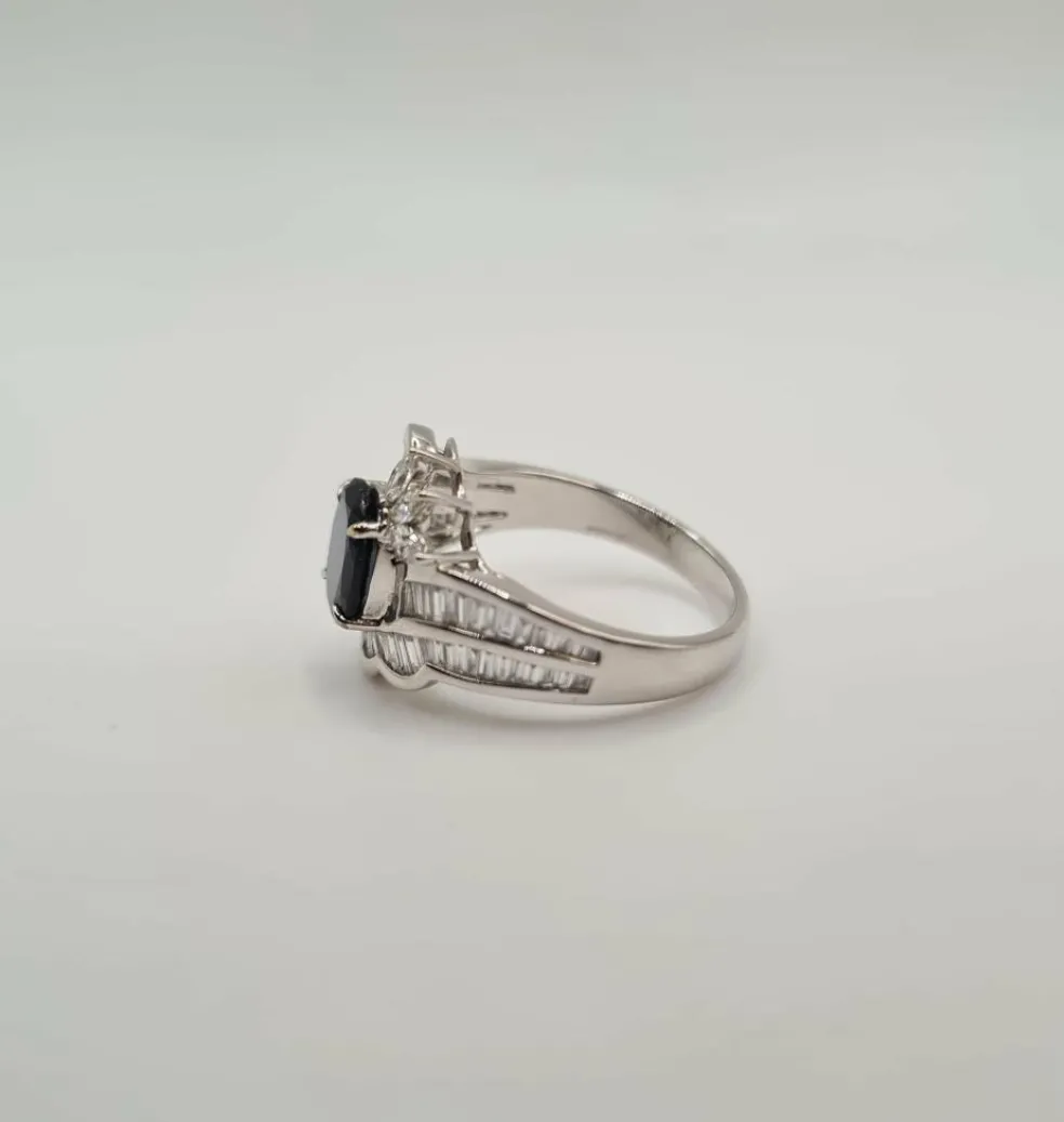 Bague or blanc, diamants, saphirs