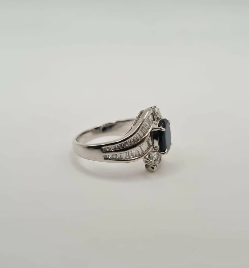 Bague or blanc, diamants, saphirs