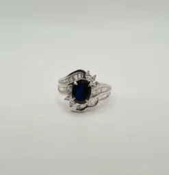 Bague or blanc, diamants, saphirs