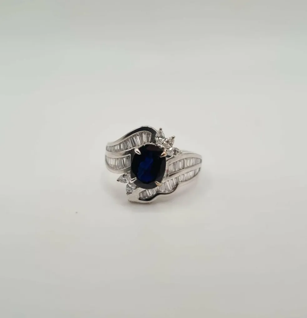 Bague or blanc, diamants, saphirs