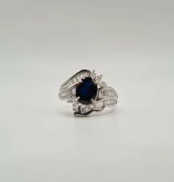 Bague or blanc, diamants, saphirs