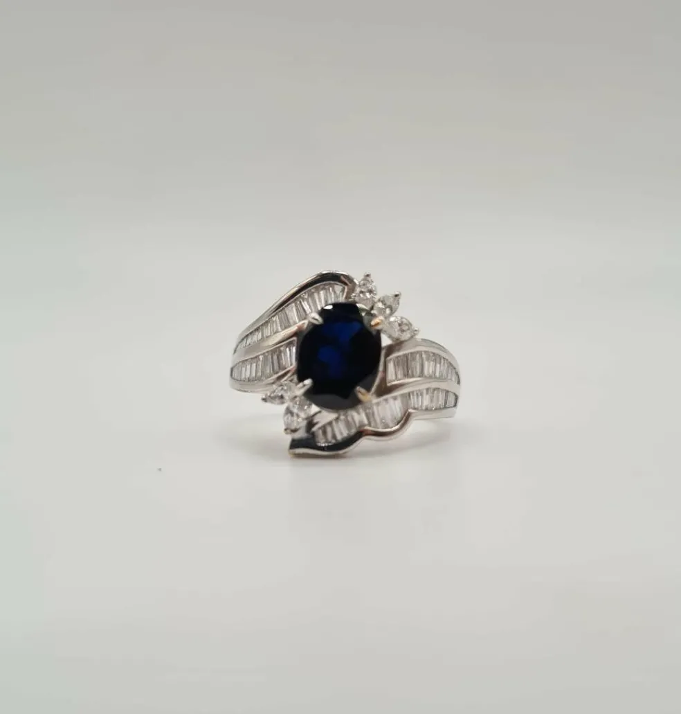 Bague or blanc, diamants, saphirs
