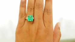 Bague or blanc, Emeraude 7cts de Colombie et diamants