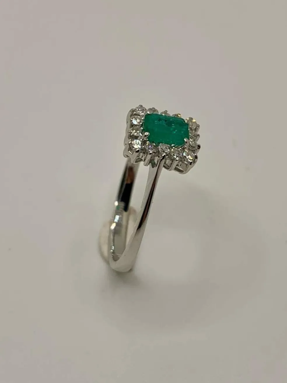 Bague Or blanc Emeraude Diamants