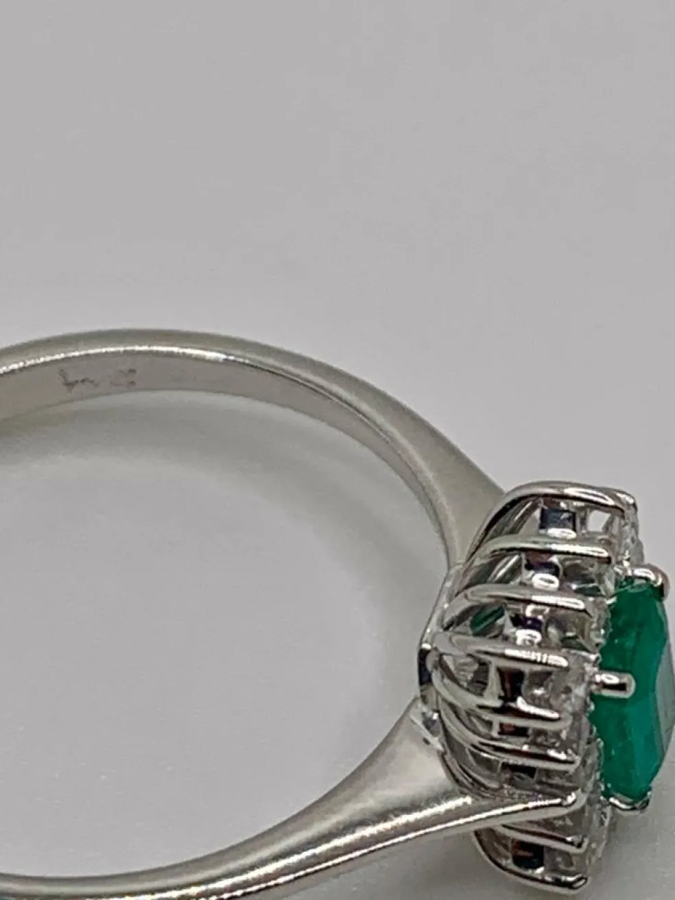 Bague Or blanc Emeraude Diamants