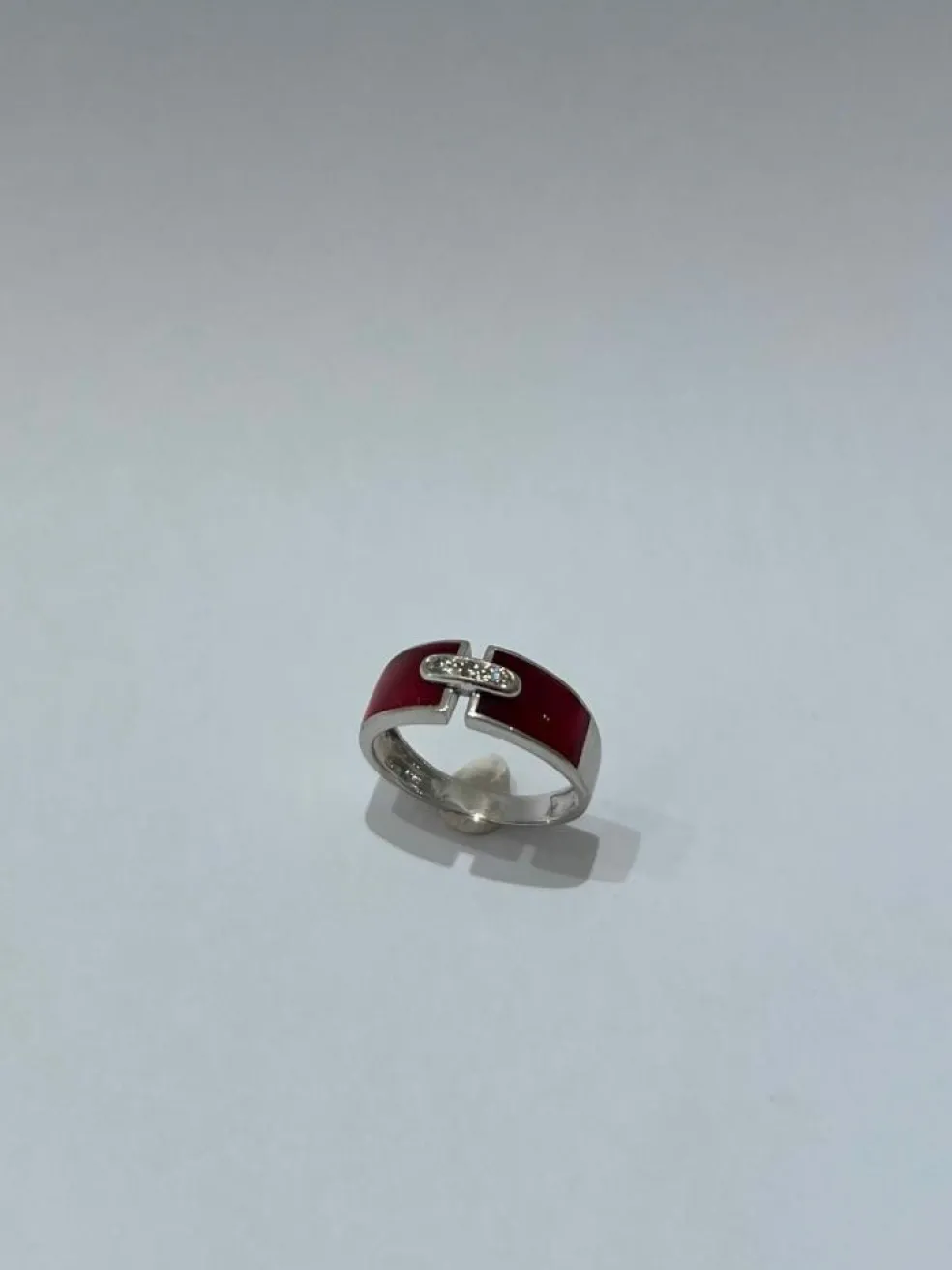 Bague or blanc en résine rouge et diamants