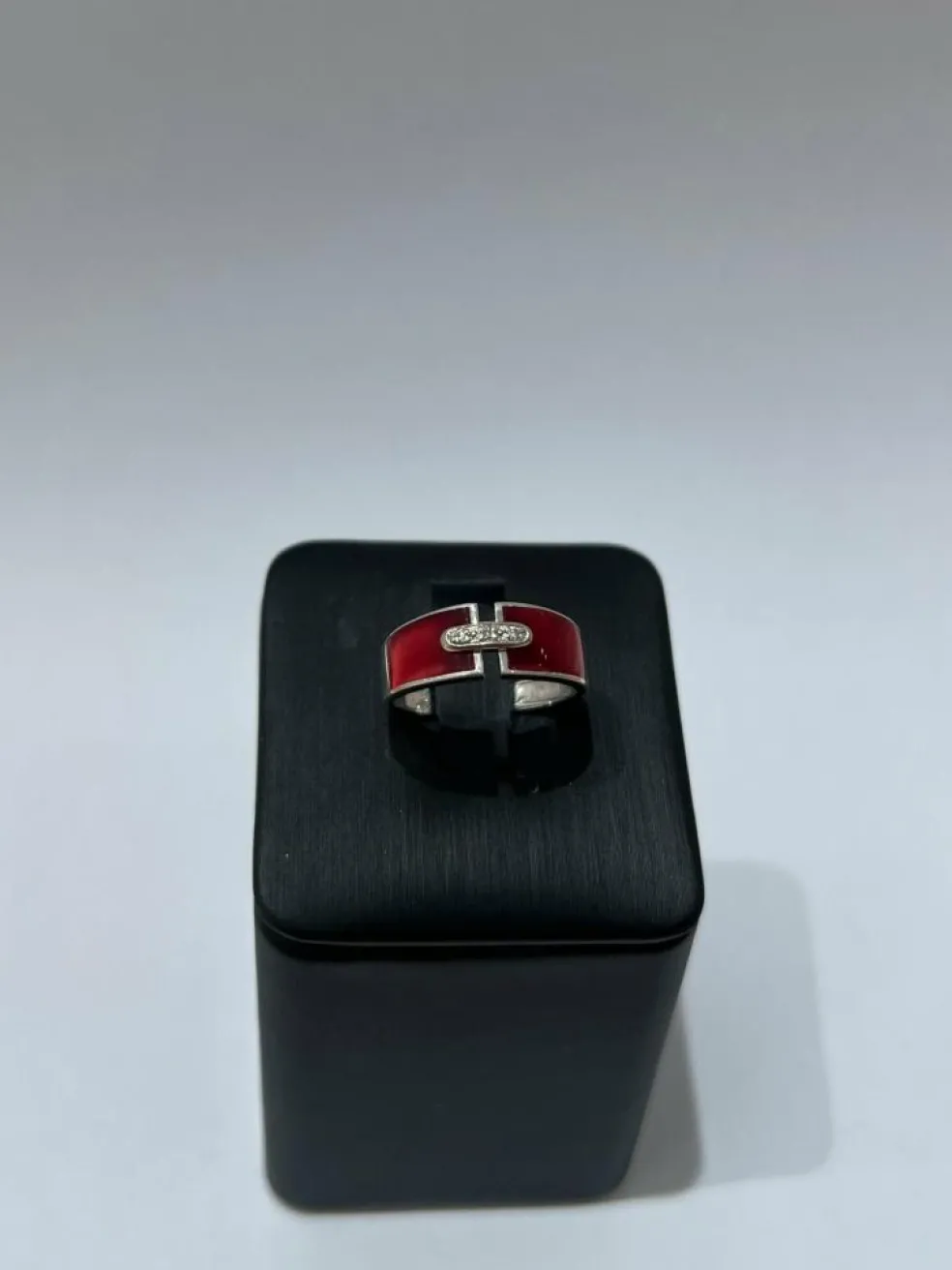 Bague or blanc en résine rouge et diamants