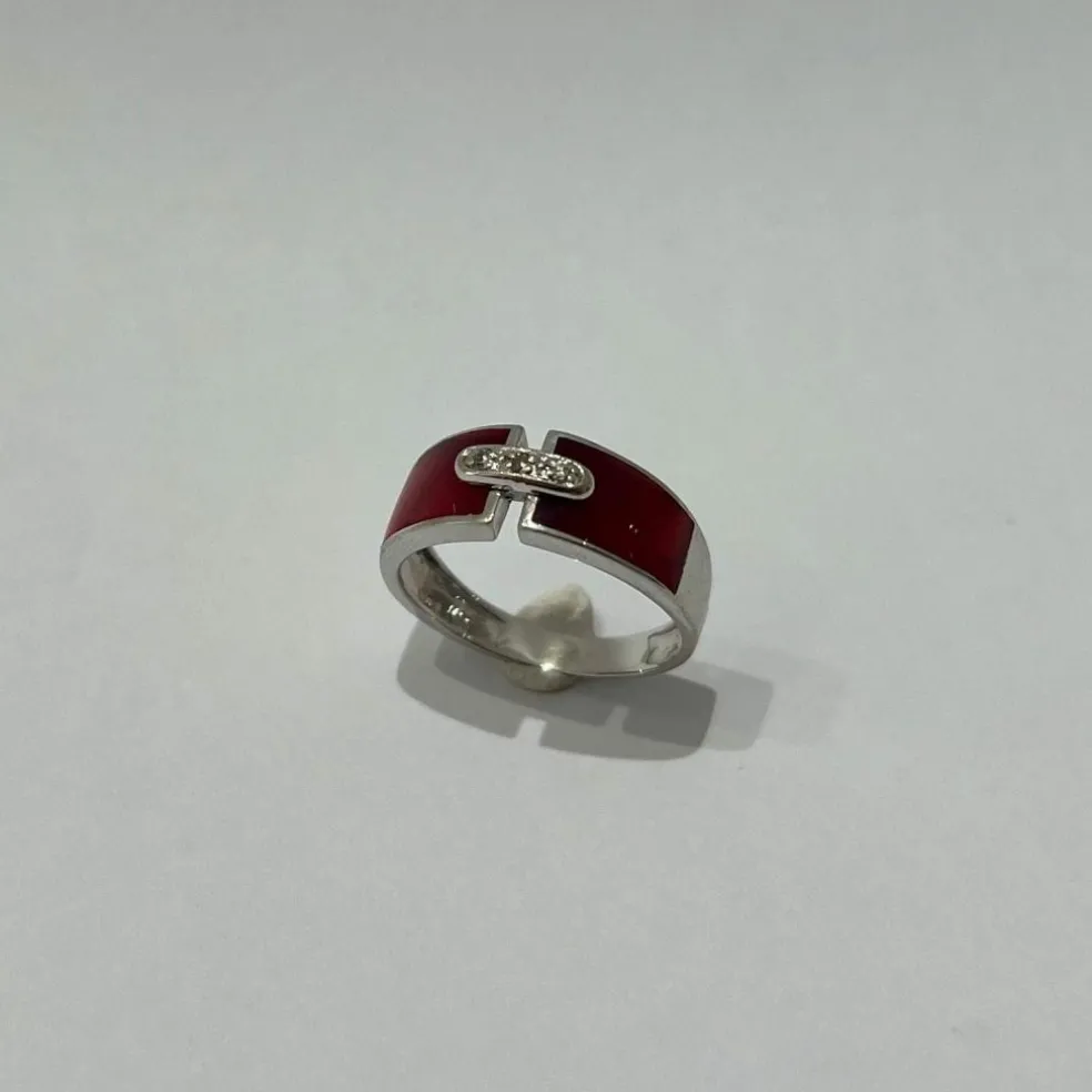 Bague or blanc en résine rouge et diamants