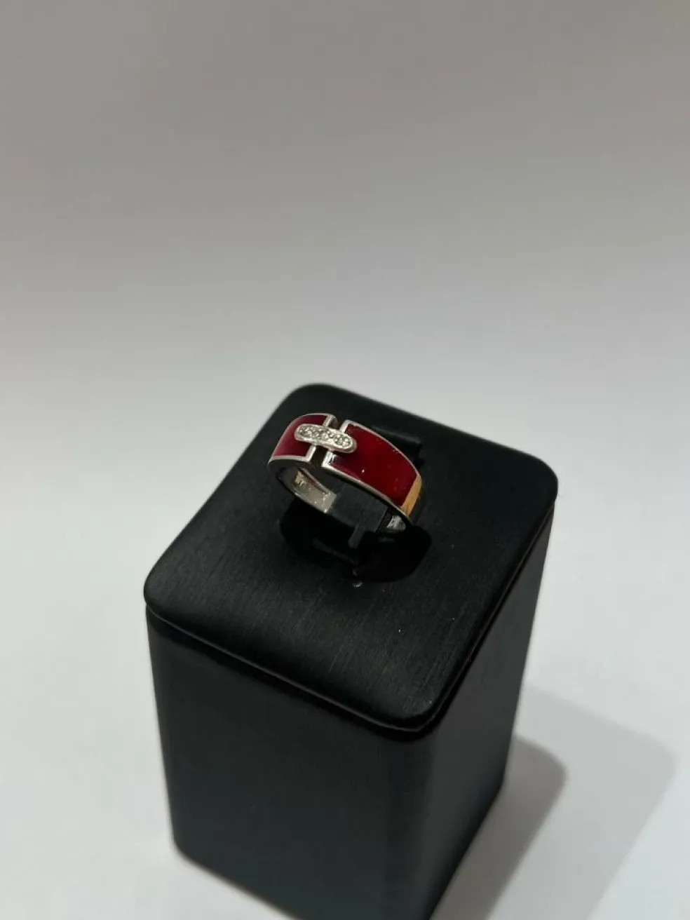 Bague or blanc en résine rouge et diamants