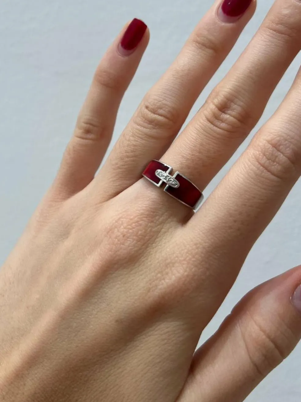 Bague or blanc en résine rouge et diamants