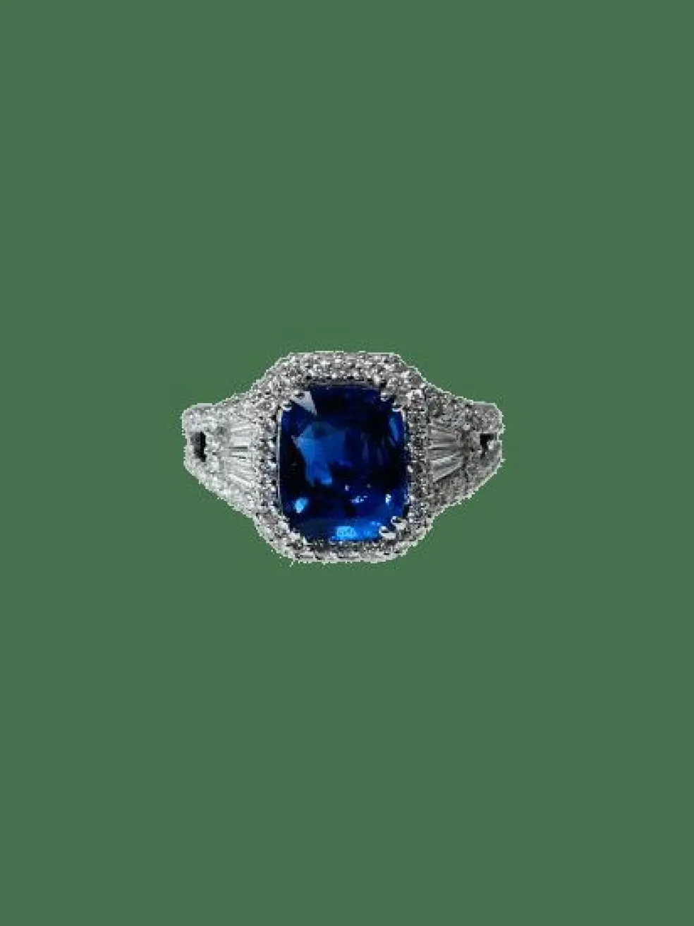 Bague or blanc et diamants brillants, sertie d’un saphir