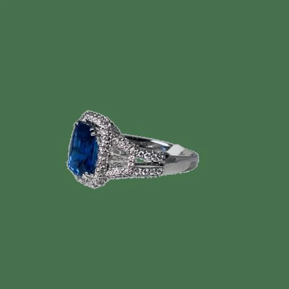 Bague or blanc et diamants brillants, sertie d’un saphir