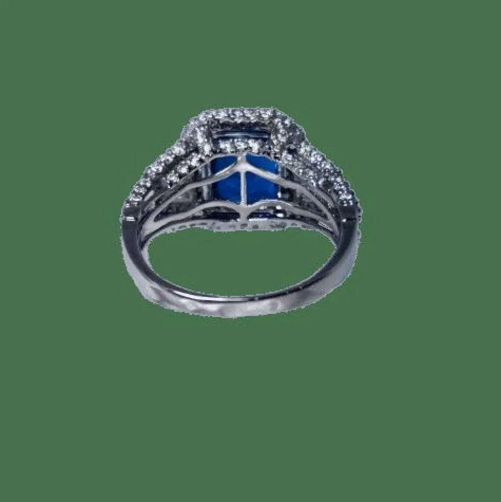 Bague or blanc et diamants brillants, sertie d’un saphir