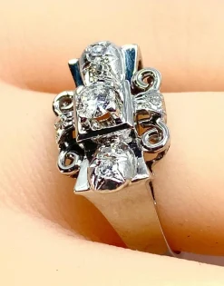 Bague or blanc et diamants, vers 1930