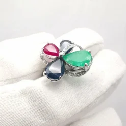 Bague or blanc et pierres précieuses