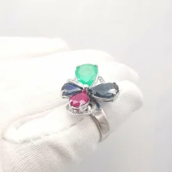 Bague or blanc et pierres précieuses