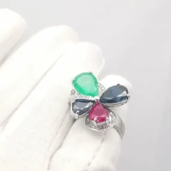 Bague or blanc et pierres précieuses