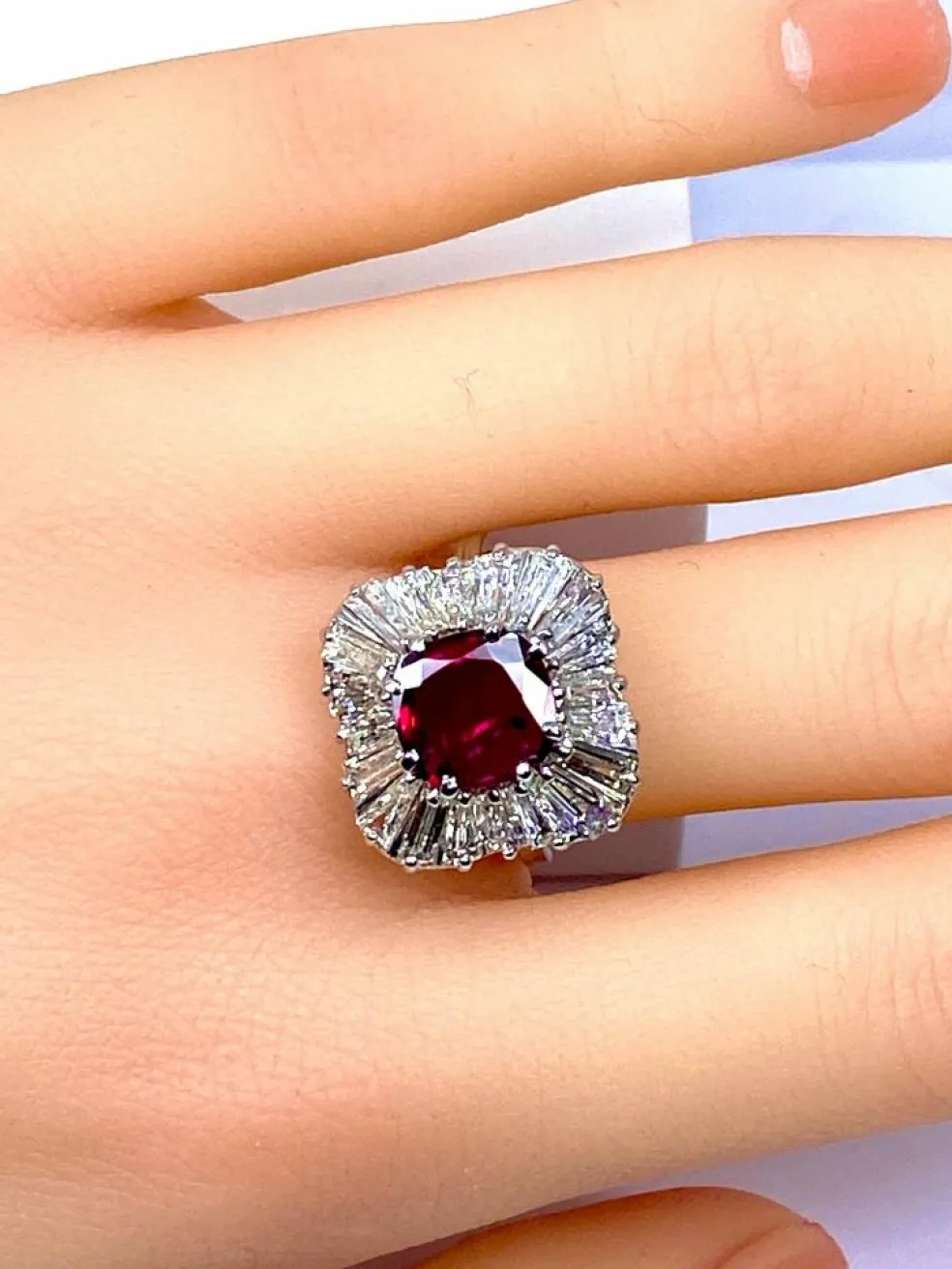 Bague or blanc, magnifique rubis 2,24 carats non chauffé et diamants